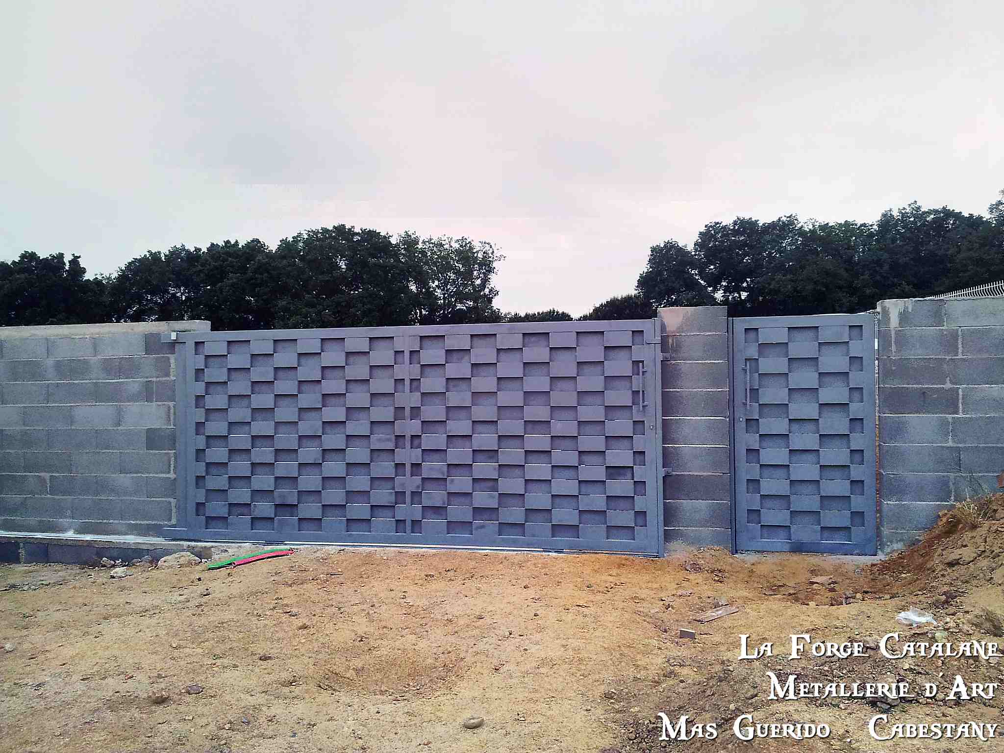 Portail tole plein lames pliees thermolaquage  forge catalane.jpg